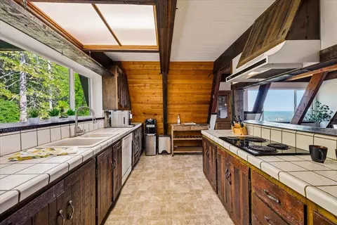Kitchen - 19235 Bumpy Rd, Grass Valley, CA 95949 photo 2 of 3