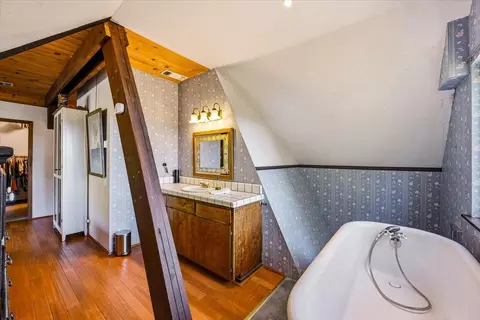Bath - 19235 Bumpy Rd, Grass Valley, CA 95949 photo 4 of 6
