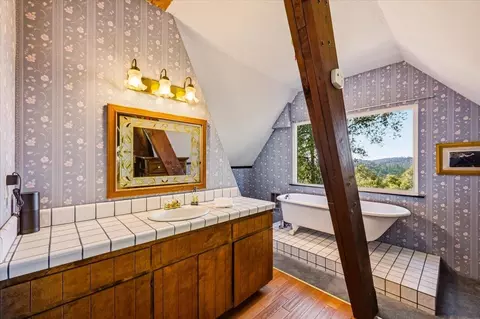 Bath - 19235 Bumpy Rd, Grass Valley, CA 95949 photo 3 of 6