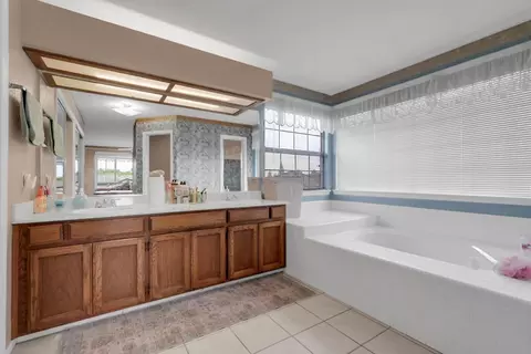 Bath - 1235 Daniels St, Manteca, CA 95337 photo 3 of 3
