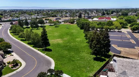 View/Area - 782 Shadowbrook Ln, Manteca, CA 95336 photo 3 of 4