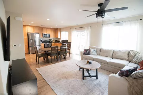 Living - 430 Peppercorn Dr, Turlock, CA 95380 photo 3 of 5