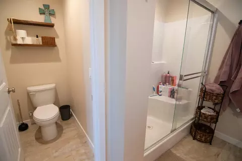 Bath - 430 Peppercorn Dr, Turlock, CA 95380 photo 2 of 5