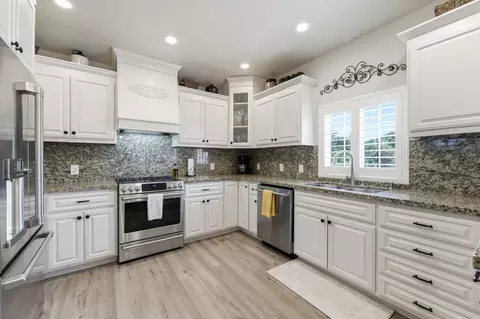 Kitchen - 2837 Geer Rd, Hughson, CA 95326 photo 4 of 5