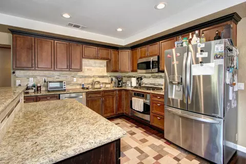 Kitchen - 3840 Valle Vista Rd, Carmichael, CA 95608 photo 4 of 8