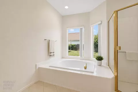 Bath - 6141 Hall Ln, Carmichael, CA 95608 photo 2 of 4
