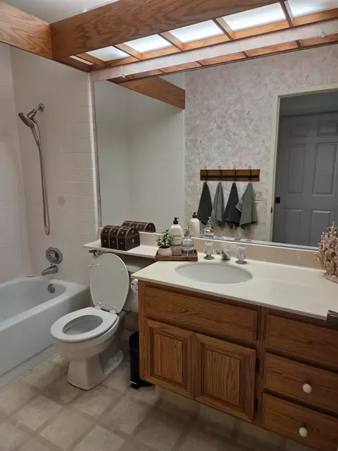 Bath - 1804 Oak Leaf Dr, Modesto, CA 95354 photo 3 of 3
