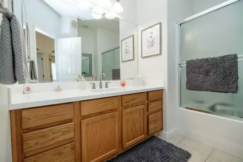 Bath - 1704 Carpathian Way, Hughson, CA 95326 photo 3 of 4