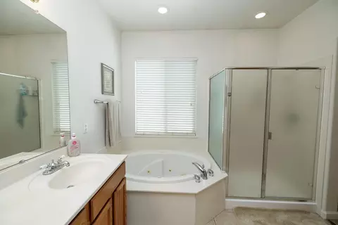 Bath - 1704 Carpathian Way, Hughson, CA 95326 photo 2 of 4