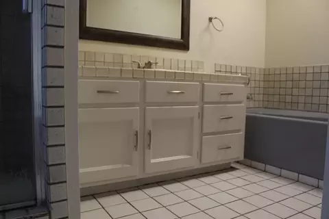 Bath - 681 Taylor Rd, Lodi, CA 95242 photo 1 of 4