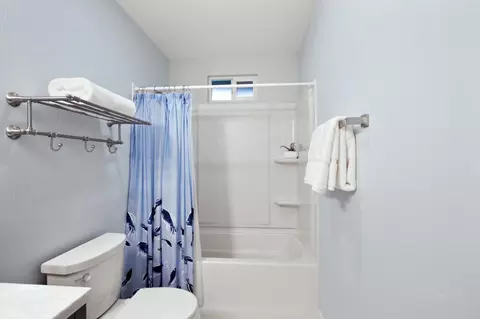 Bath - 1418 Garrison St, Davis, CA 95616 photo 4 of 4