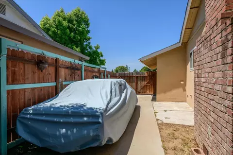 Exterior - 5034 Robander St, Carmichael, CA 95608 photo 7 of 11