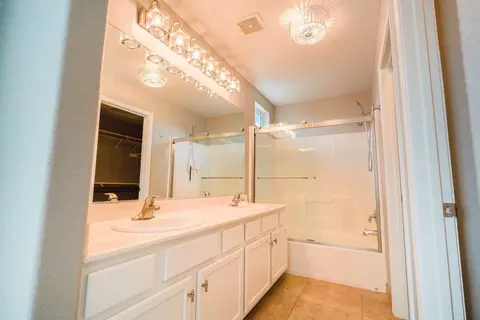 Bath - 2521 Jubilee Dr, Turlock, CA 95380 photo 3 of 3