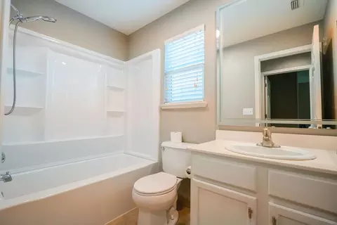 Bath - 2521 Jubilee Dr, Turlock, CA 95380 photo 2 of 3