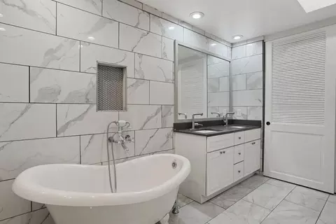 Bath - 1917 Edgebrook Dr #D, Modesto, CA 95354 photo 6 of 7