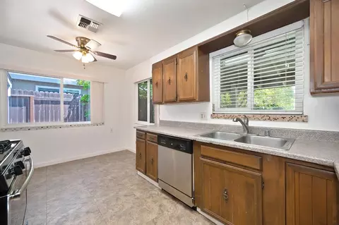 Kitchen - 5613 Sapunor Way, Carmichael, CA 95608 photo 4 of 5