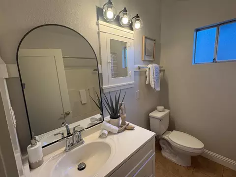 Bath - 422 Sycamore Ave, Modesto, CA 95354 photo 1 of 3