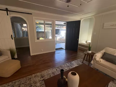 Entry Way - 422 Sycamore Ave, Modesto, CA 95354 photo 3 of 4
