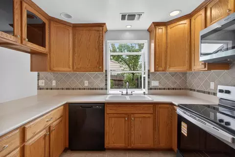 Kitchen - 6013 Ellerslee Dr, Carmichael, CA 95608 photo 3 of 6
