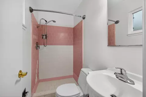 Bath - 6013 Ellerslee Dr, Carmichael, CA 95608 photo 3 of 5