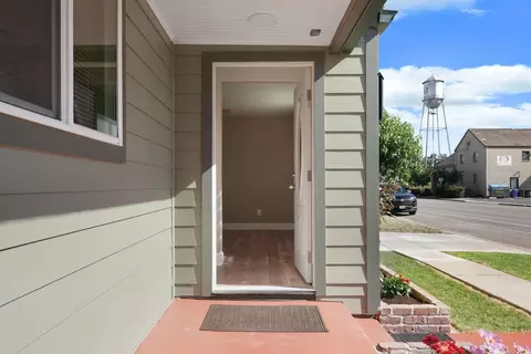 Entry Way - 209 6th St, Galt, CA 95632 photo 2 of 4