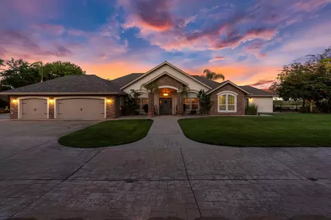 10621 Gibbs Dr, Oakdale, CA 95361