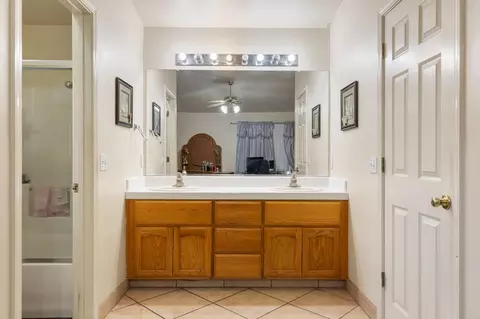 Bath - 237 Yosemite Meadows Dr, Modesto, CA 95357 photo 3 of 3