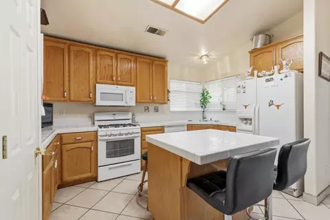 Kitchen - 237 Yosemite Meadows Dr, Modesto, CA 95357 photo 2 of 3