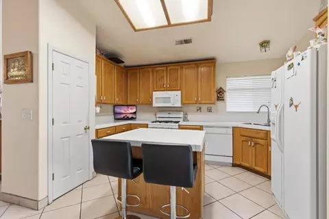 Kitchen - 237 Yosemite Meadows Dr, Modesto, CA 95357 photo 1 of 3