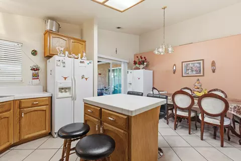 Kitchen - 237 Yosemite Meadows Dr, Modesto, CA 95357 photo 3 of 3
