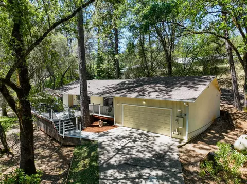 19135 Lake Forest Dr, Penn Valley, CA 95946