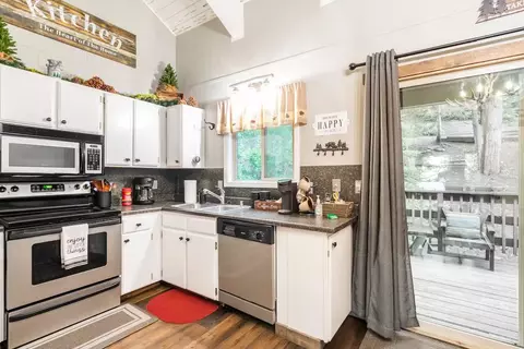 Kitchen - 33840 Upper Leland Rd #B, Pinecrest, CA 95364 photo 1 of 3