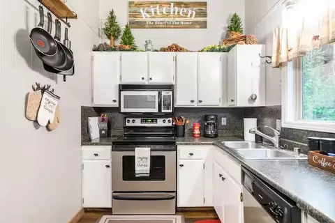 Kitchen - 33840 Upper Leland Rd #B, Pinecrest, CA 95364 photo 3 of 3