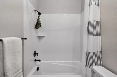 Bath - 1649 Donner Ln, Lincoln, CA 95648 photo 3 of 11