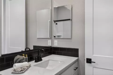 Bath - 1649 Donner Ln, Lincoln, CA 95648 photo 10 of 11