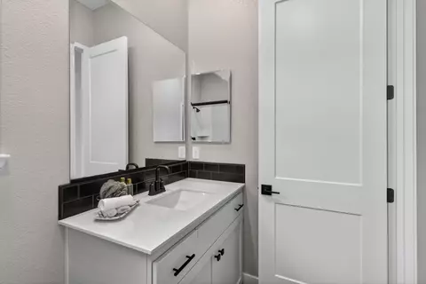 Bath - 1649 Donner Ln, Lincoln, CA 95648 photo 9 of 11