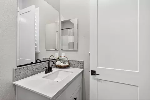 Bath - 1649 Donner Ln, Lincoln, CA 95648 photo 2 of 11
