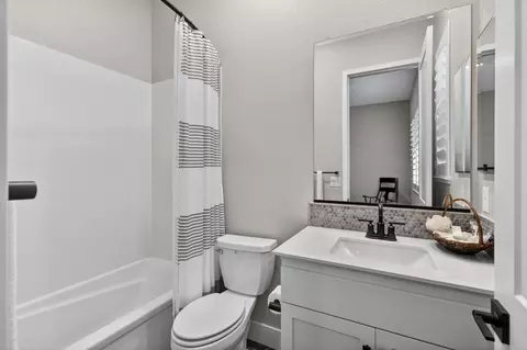 Bath - 1649 Donner Ln, Lincoln, CA 95648 photo 1 of 11