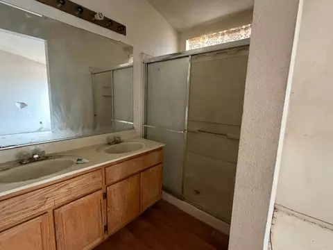 Bath - 1299 Moonlight Dr, Ceres, CA 95307 photo 2 of 2