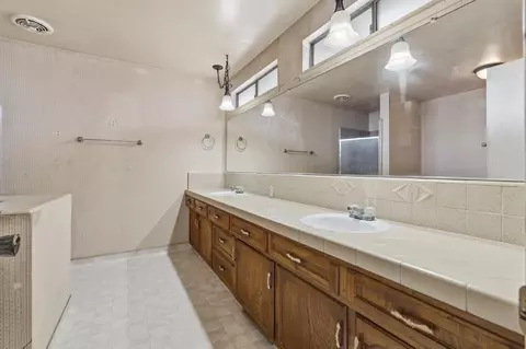 Bath - 3460 Roselle Ave, Modesto, CA 95355 photo 1 of 4