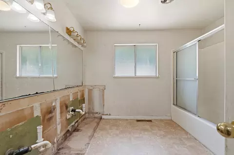 Bath - 3460 Roselle Ave, Modesto, CA 95355 photo 3 of 4