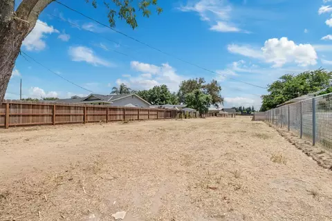 Exterior - 3460 Roselle Ave, Modesto, CA 95355 photo 7 of 17