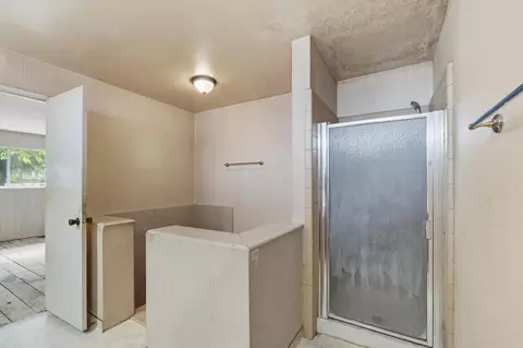 Bath - 3460 Roselle Ave, Modesto, CA 95355 photo 2 of 4