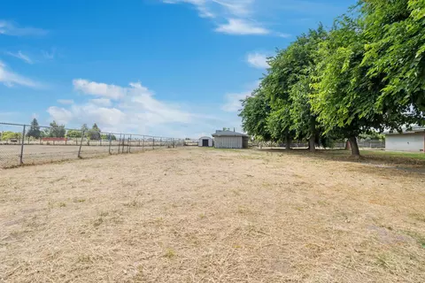Exterior - 3460 Roselle Ave, Modesto, CA 95355 photo 12 of 17