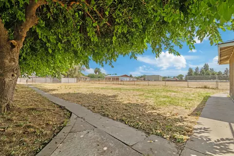 Exterior - 3460 Roselle Ave, Modesto, CA 95355 photo 15 of 17