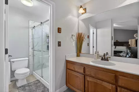 Bath - 1417 Remington Pl, Modesto, CA 95358 photo 3 of 4