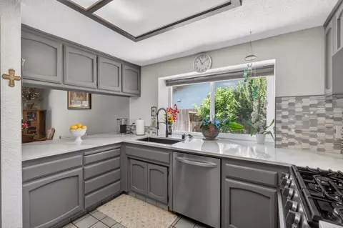 Kitchen - 1417 Remington Pl, Modesto, CA 95358 photo 4 of 6