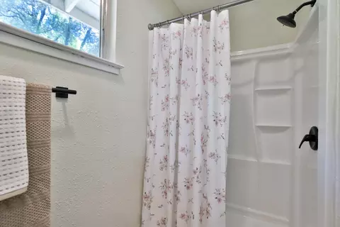 Bath - 5300 Earnshaw Way, Placerville, CA 95667 photo 3 of 5