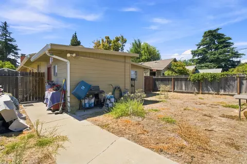 Exterior - 221 W 1st St, Ripon, CA 95366 photo 5 of 7