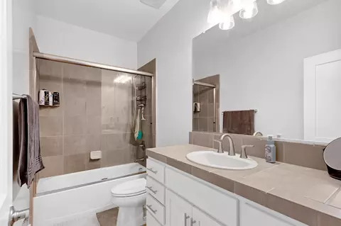 Bath - 2940 Laredo Dr, Rocklin, CA 95765 photo 3 of 8